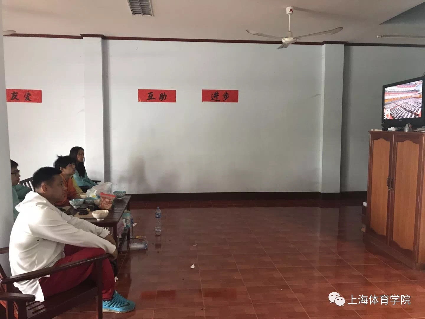 在老挝,公司赴老挝青年志愿者孙伟收看十九大开幕会